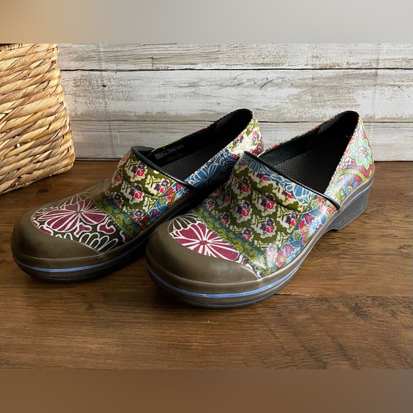 Floral Patterned Women's Shoes - Picture 2 of 8